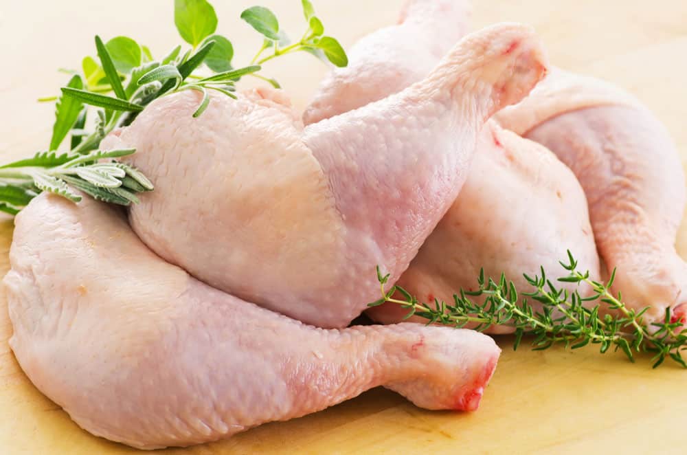 Chọn thịt gà kỹ trước khi ướp gà kho gừng