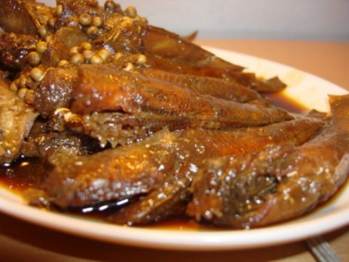 Cá bống khô rim rất thích hợp để ăn kèm với cơm nóng và dưa chua
