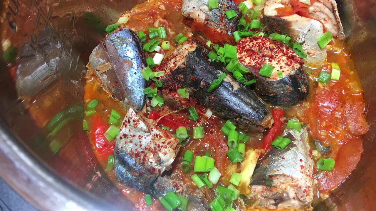 Cá nục kho cà chua ngon nhất khi ăn với cơm nóng