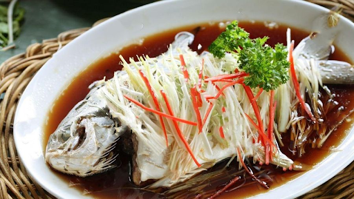 Để chế biến được món cá hấp xì dầu thơm ngon, người nấu cần thực hiện từng bước cẩn thận