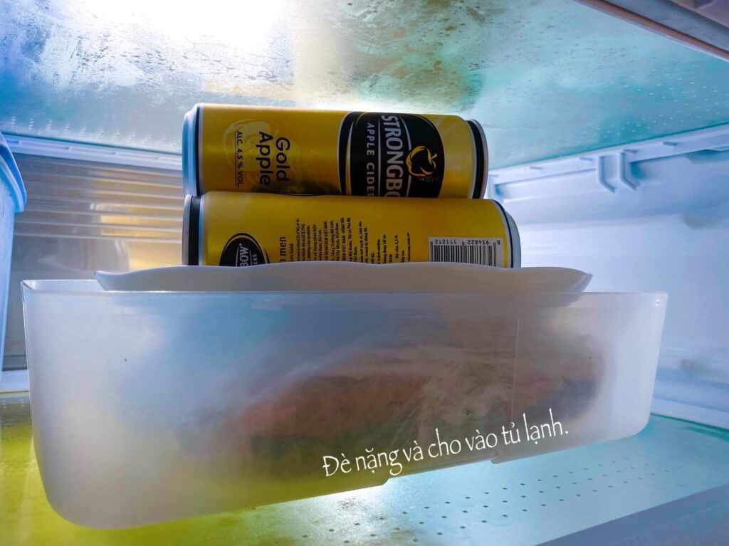 Đặt cá hồi muối vào tủ lạnh