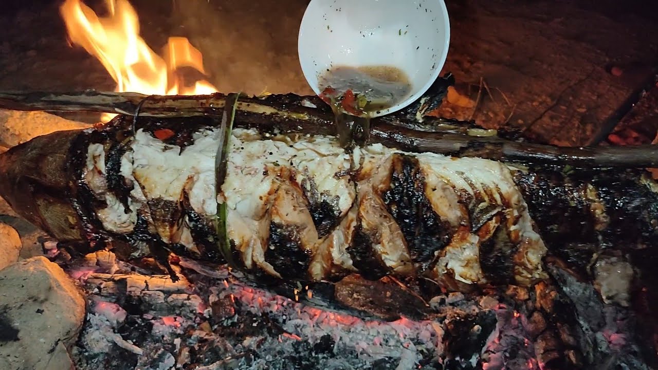Nướng cá trắm đen bằng vỉ kẹp trên than hoa